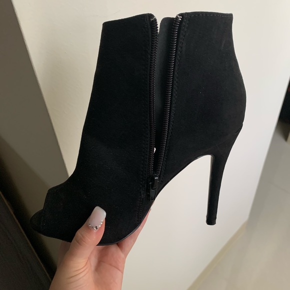 Black swade heels 👠 - Picture 2 of 5